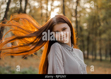 Porträt einer wunderschönen braunhaarige Junge Mädchen Stockfoto