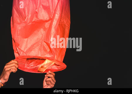 Heiße Luft gas Ballon über in Diwali-fest Aufpumpen auf isolierten schwarzen Hintergrund. Stockfoto