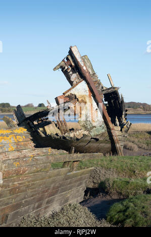 Hölzerne Schiffswrack auf dem Fluss Wyre, Lancashire Stockfoto