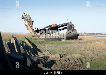 Hölzerne Schiffswrack auf dem Fluss Wyre, Lancashire Stockfoto