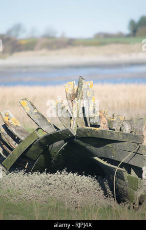 Hölzerne Schiffswrack auf dem Fluss Wyre, Lancashire Stockfoto