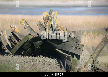 Hölzerne Schiffswrack auf dem Fluss Wyre, Lancashire Stockfoto