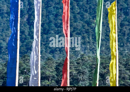 Girlanden von bunten buddhistische Gebetsfahnen. Buddhistisches Gebet religiösen Fahnen schwenkten in Wind auf der Seite der Straße. Landschaftlich reizvoller Hintergrund in Sikkim In Stockfoto