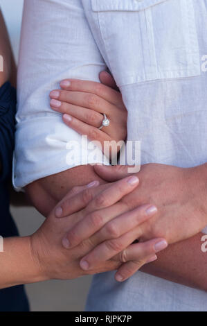 Nahaufnahme einer engagierten Paar hält jeder des anderen am Strand bei einem Engagement Fotoshooting. Stockfoto