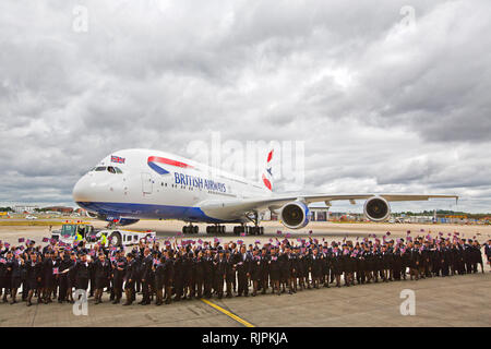 BA Mitarbeiter begrüßen die Airline den ersten Airbus A380 am Flughafen Heathrow, nachdem es in der Fabrik in Juli 2013 fliegt. Stockfoto