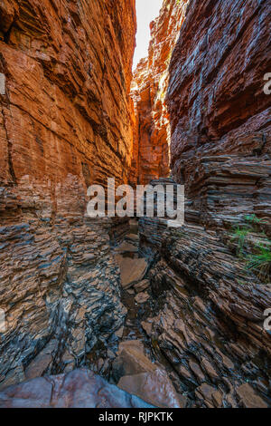 Wandern in der Weano Gorge in Karijini National Park zu Handlauf, Western Australia Stockfoto