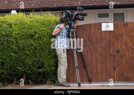 Eine Fernsehkamera mann Filme über den Garten Tor der Mafia Boss Domenico Rancadore, wollten auf einen Europäischen Haftbefehl. London. August 9, 2013. Stockfoto