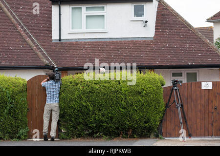 Eine Fernsehkamera mann Filme über den Garten Tor der Mafia Boss Domenico Rancadore, wollten auf einen Europäischen Haftbefehl. London. August 9, 2013. Stockfoto