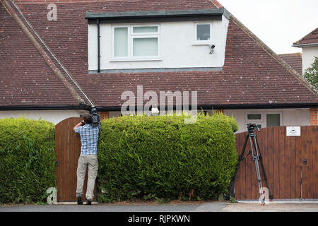 Eine Fernsehkamera mann Filme über den Garten Tor der Mafia Boss Domenico Rancadore, wollten auf einen Europäischen Haftbefehl. London. August 9, 2013. Stockfoto