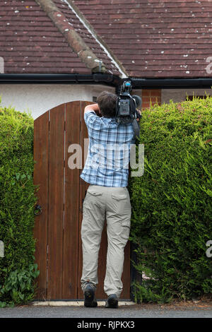 Eine Fernsehkamera mann Filme über den Garten Tor der Mafia Boss Domenico Rancadore, wollten auf einen Europäischen Haftbefehl. London. August 9, 2013. Stockfoto