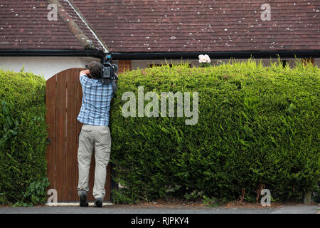 Eine Fernsehkamera mann Filme über den Garten Tor der Mafia Boss Domenico Rancadore, wollten auf einen Europäischen Haftbefehl. London. August 9, 2013. Stockfoto