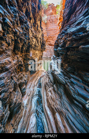 Wandern in der Weano Gorge in Karijini National Park zu Handlauf, Western Australia Stockfoto