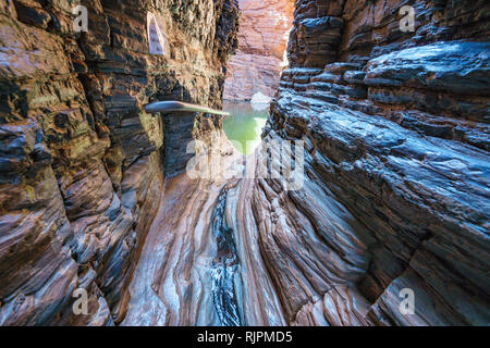 Wandern in der Weano Gorge in Karijini National Park zu Handlauf, Western Australia Stockfoto