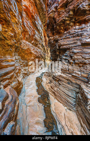 Wandern in der Weano Gorge in Karijini National Park zu Handlauf, Western Australia Stockfoto