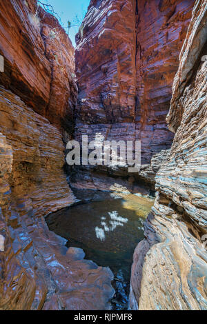 Wandern in der Weano Gorge in Karijini National Park zu Handlauf, Western Australia Stockfoto