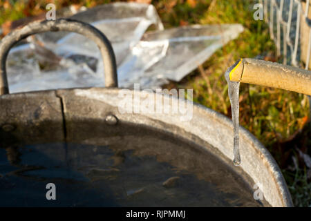 Gefrorenes Wasser tropft aus einem Schlauch Stockfoto