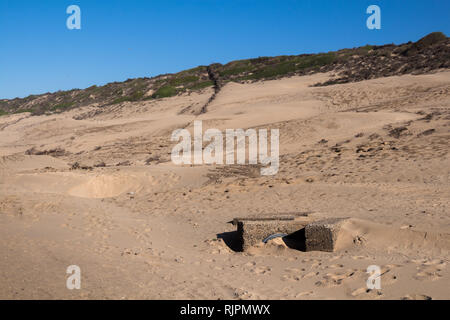 Golden Sand Dünen an der Küste des Atlantischen Ozean. Strand im Norden von Essaouira, Marokko. Hellen blauen Herbsthimmel. Stockfoto