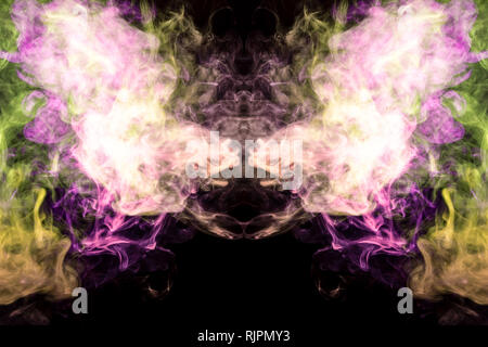 Dicke bunte Rauch grün pink in Form eines Schädels, Monster, Drachen auf einem schwarzen Hintergrund isoliert. Hintergrund aus dem Rauch von vape. Mocap fo Stockfoto