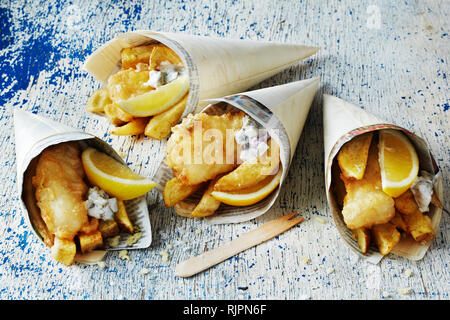 Stilleben mit Fisch und Chips in Kegel Stockfoto