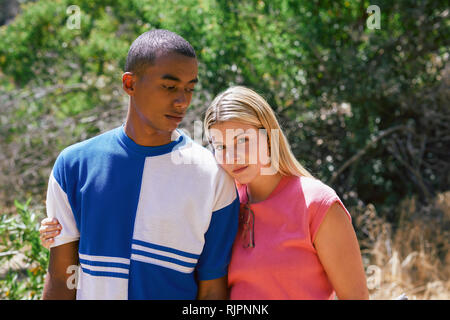 Junges Paar im Park, Porträt, Los Angeles, Kalifornien, USA Stockfoto