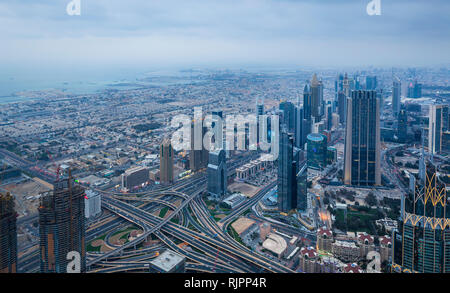 Die Wolkenkratzer an der Sheikh Zayed Road, Dubai, VAE Stockfoto