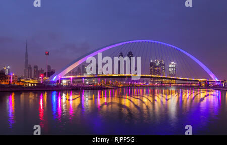 Fußgängerbrücke über den Dubai Creek, Wasser Canal Walk, VAE Stockfoto