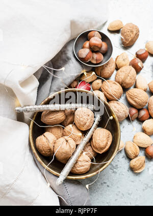 Walnüsse und Mandeln in der Schale, Haselnüsse, Ornamente Stockfoto