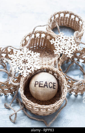 Weihnachtsschmuck und Weidenkörbe Stockfoto