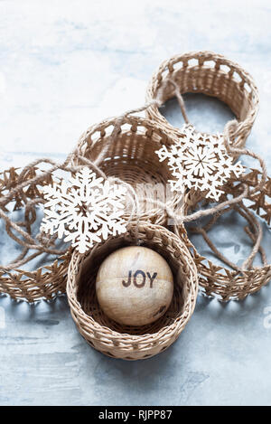 Weihnachtsschmuck und Weidenkörbe Stockfoto