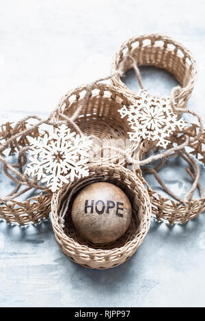 Weihnachtsschmuck und Weidenkörbe Stockfoto