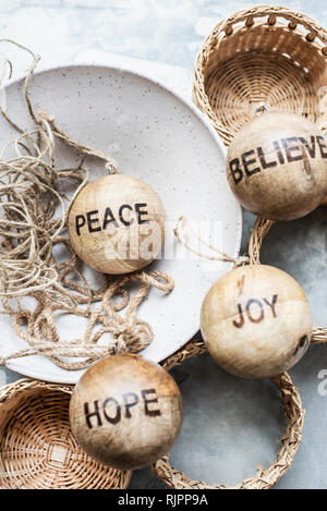 Weihnachtsschmuck und Weidenkörbe Stockfoto
