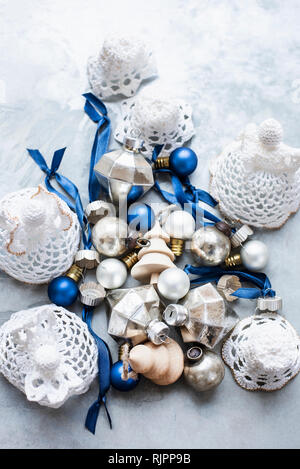 Christbaumkugeln und Ornamente Stockfoto