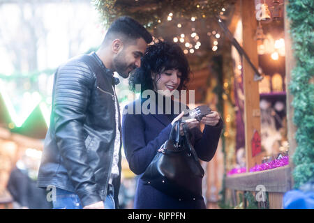 Paar Fenster Shopping am Weihnachtsmarkt, Freiburg, Baden-Württemberg, Deutschland Stockfoto