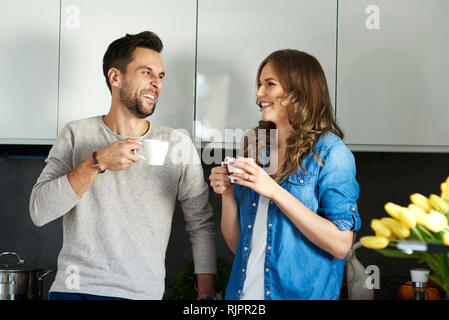 Paar trinken Kaffee in der Küche Stockfoto