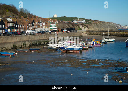 England. Kent. Folkestone Hafen bei Ebbe im Winter mit Fischerbooten. Stockfoto