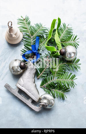 Christbaumkugeln und Ornamente Stockfoto