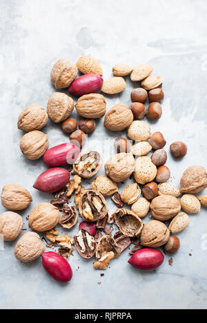 Walnüsse, in der Schale Mandeln, Haselnüsse und Erdnüsse rot Stockfoto