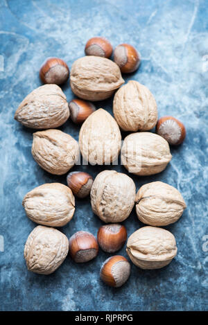 Walnüsse in der Schale und Haselnüssen Stockfoto
