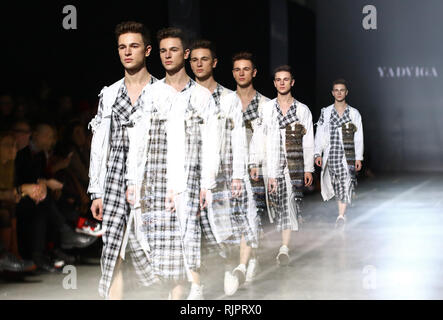 Kiew, Ukraine - Februar 5, 2019: Modell präsentiert eine Kreation von Designerin YADVIGA NETYKSHA während der Ukrainischen Fashion Week FW 19-20 an Mystetskyi Arsenal i Stockfoto