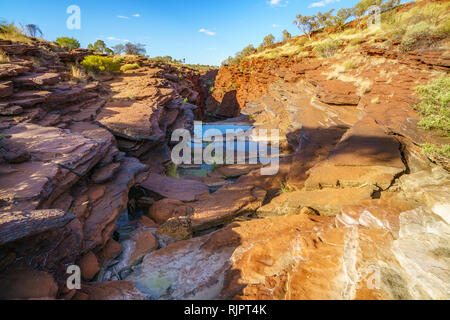 Wandern in der Wüste Schlucht Aussichtspunkt in Karijini National Park zu joffre, Western Australia Stockfoto