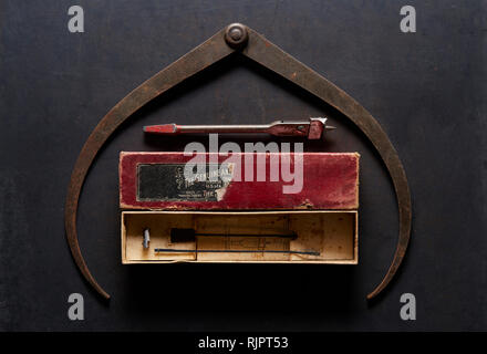 Jahrgang hand Sägeblatt in der Box, Ansicht von oben Stockfoto