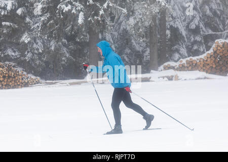 Reifer mann Langlaufen im Wald, volle Länge Stockfoto