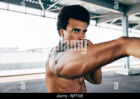 Nahaufnahme von jungen Kickboxer üben Stanzen Stockfoto