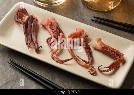 Teller mit Japanischen getrockneten Tintenfisch tenctacles mit Essig Geschmack als Snack Stockfoto