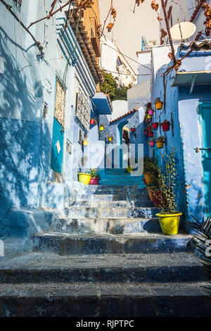 Blau lackiert Haus Außenbereich auf Treppe, Chefchaouen, Marokko Stockfoto