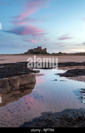 Bamburgh Castle & Strand Stockfoto
