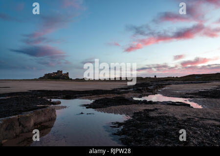 Bamburgh Castle & Strand Stockfoto