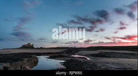 Bamburgh Castle & Strand Stockfoto