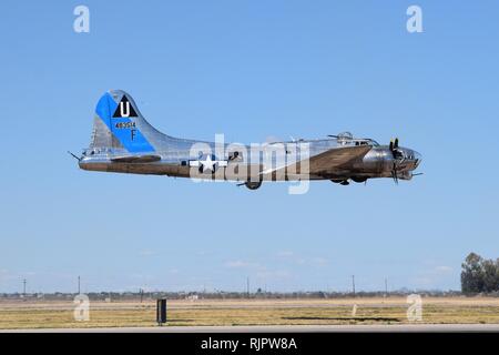 Ein wunderschön restauriertes und 2. Weltkrieg ära B-17 Bomber fliegt bei Lukas Tage in Arizona im Jahr 2018 Stockfoto