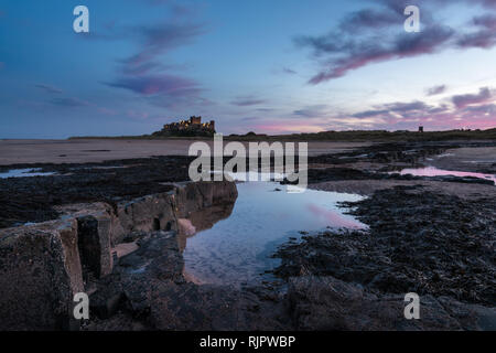 Bamburgh Castle & Strand Stockfoto